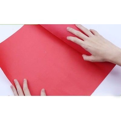 تهیه کاغذ رنگی در درست کردن کلاه تولد-