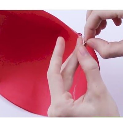 گره زدم نخ به کلاه تولد-